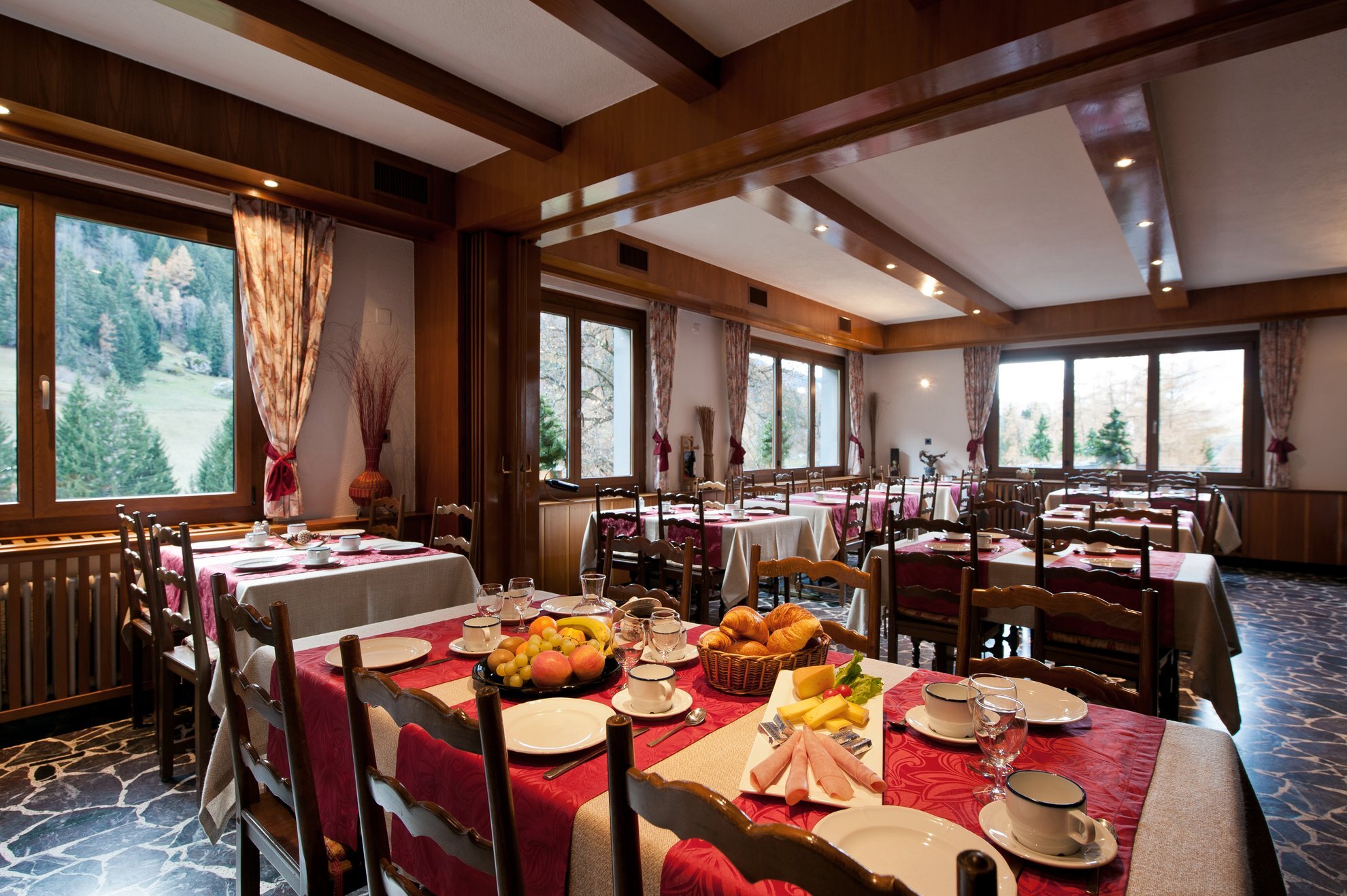 le-vallee-fionnay-restaurant-interior.jpg