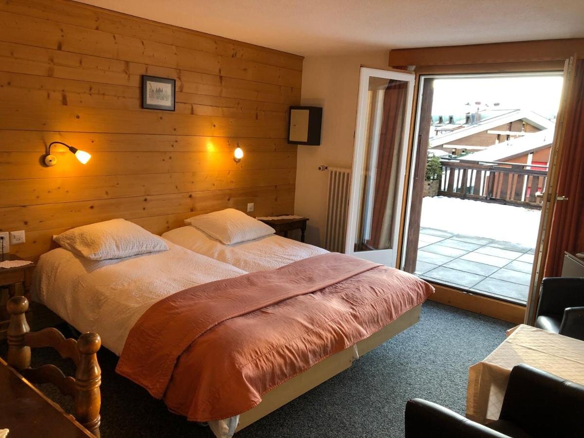hotel-de-la-poste-verbier-hotels-bedroom.jpg