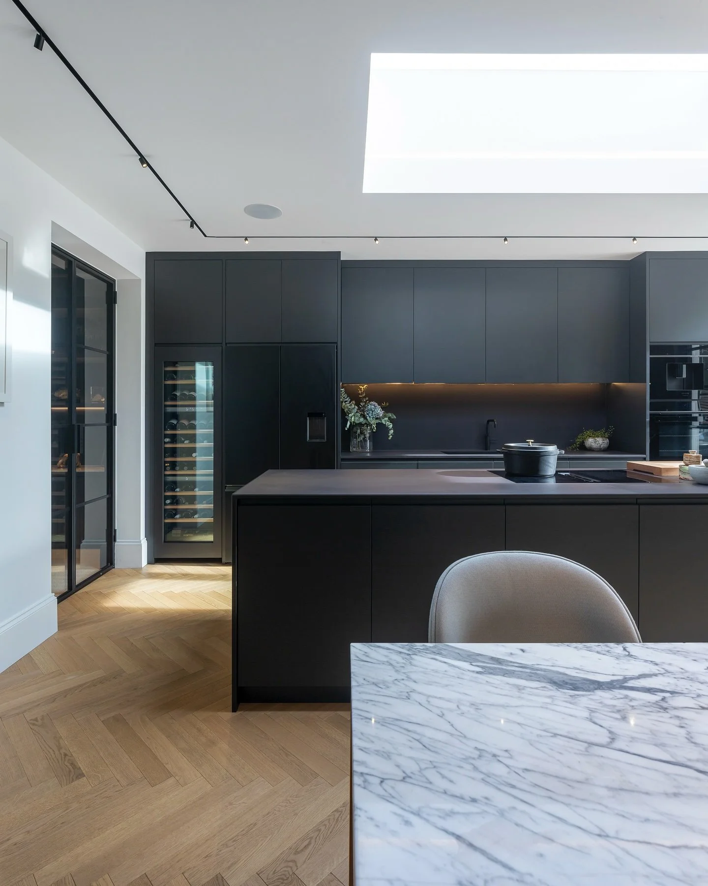 Bespoke Kitchen : Marlow

@kivistjoinery 
@build.nine 
@cosentinouk 
@siemenshomeuk 
@designpluslondon 
@havwoods 
@detail_lighting 
@farrowandball 

#kitchen #black #modern  #marble #island #kitchenisland #breakfast #breakfastbar  #wood #timber #bes
