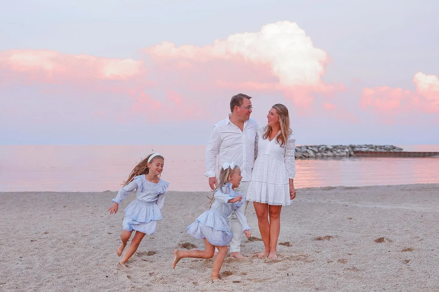 hi team! june &amp; july mini sessions (beach, skyline &amp; lincoln park boardwalk) and mom &amp; me gift cards will go live via newsletter (subscribe link in profile) tomorrow morning, friday april 10th at 9am cst. subscribers will be emailed a lin