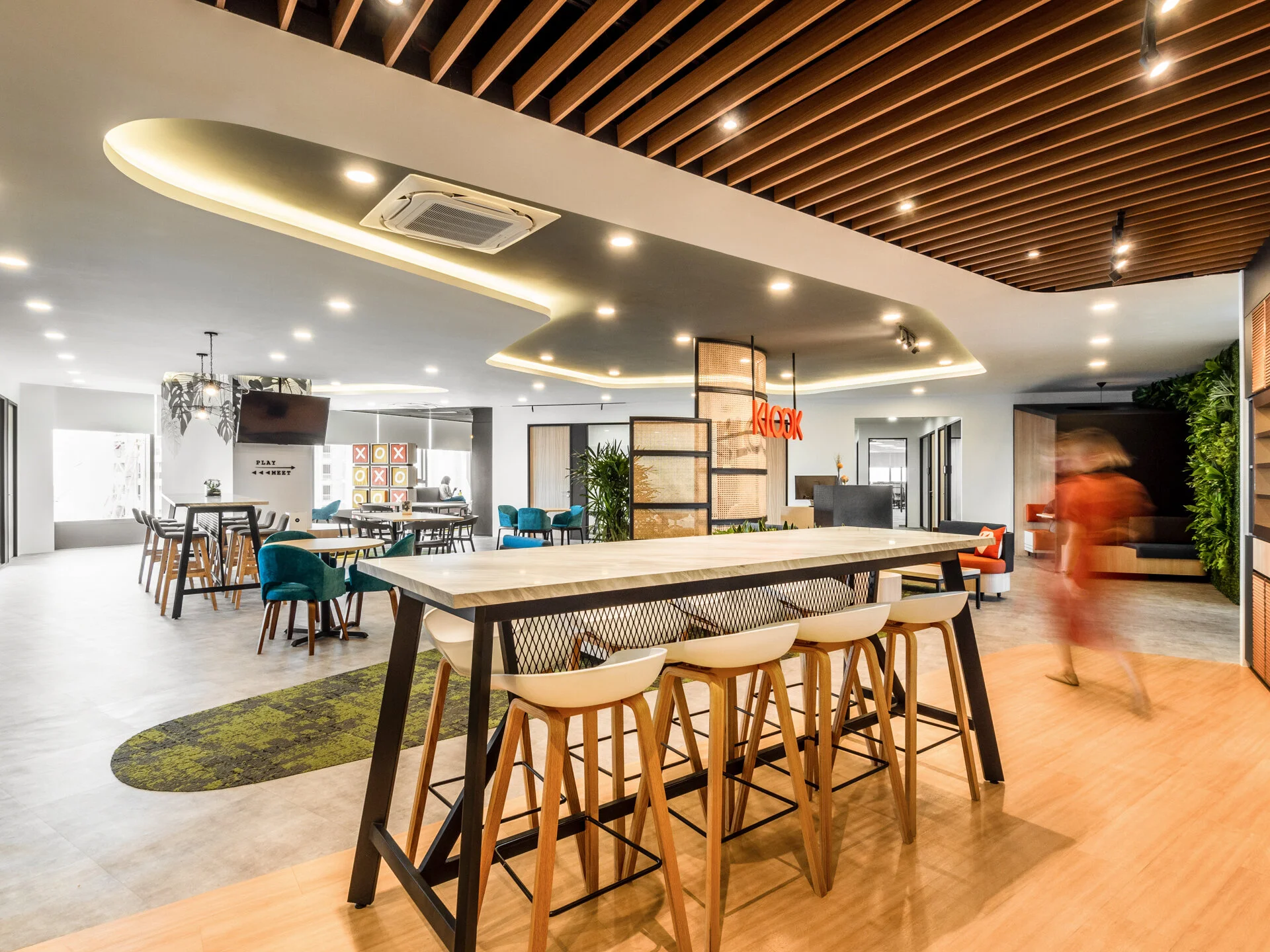  Staying true to their motto, the new KLOOK Malaysia office is full of fun surprises, with pockets of individually-themed spaces just waiting to be discovered! 