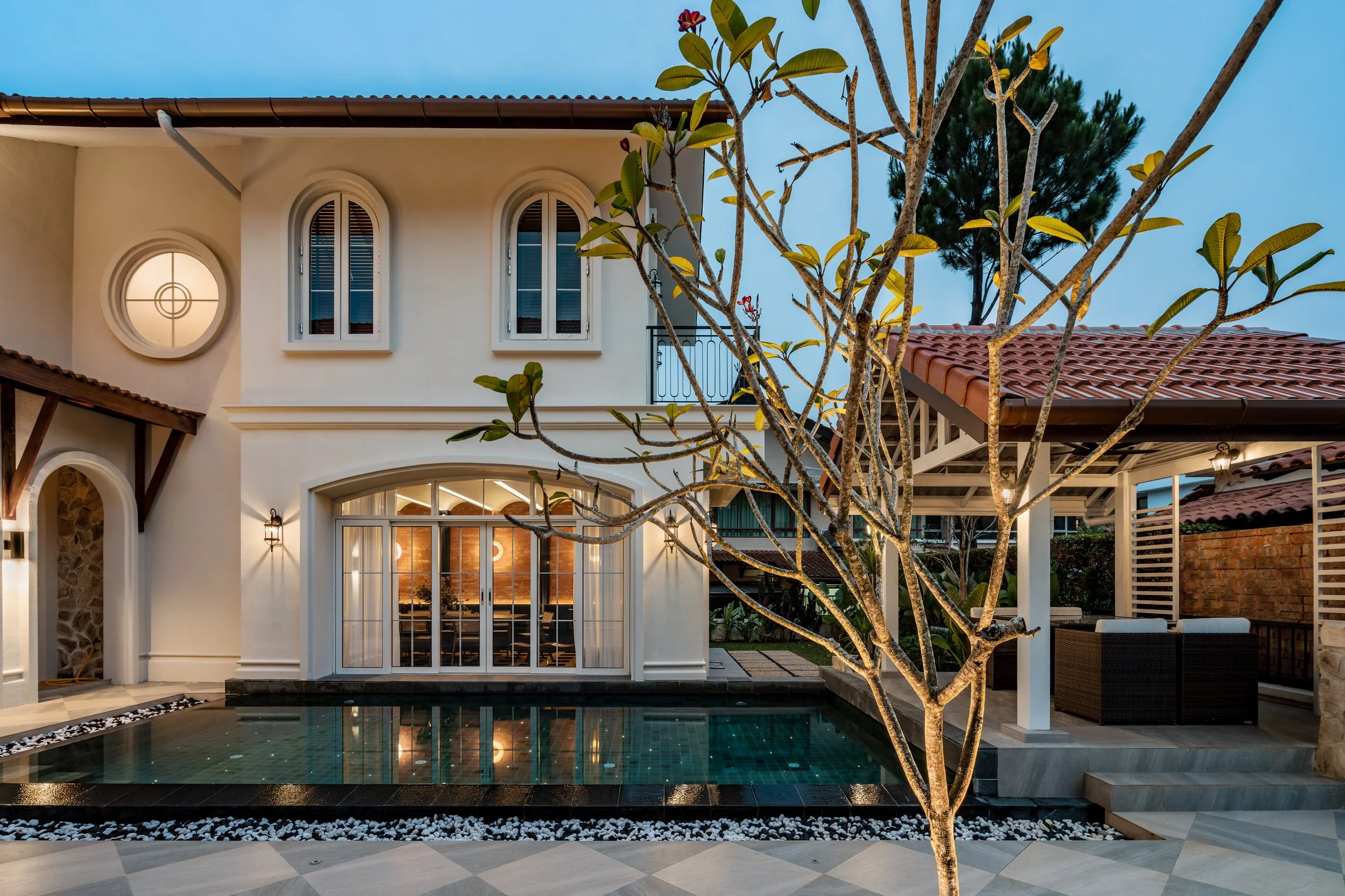  In the fleeting blue hour, the house assumes a dreamy, fairytale-like allure. 