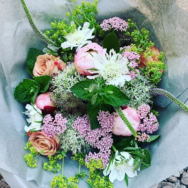 Little bunches of pretty on their way out today 💕
Peony Gardenia, Cappucino roses, Scabias and the freshest mint 🌱
.
.
.
#flowersforyou 
#sayitwithflowers 
#handtiedbouquet 
#moodforfloral 
#alliseeispretty 
#underthefloralspell 
#bespokeflowers 
#