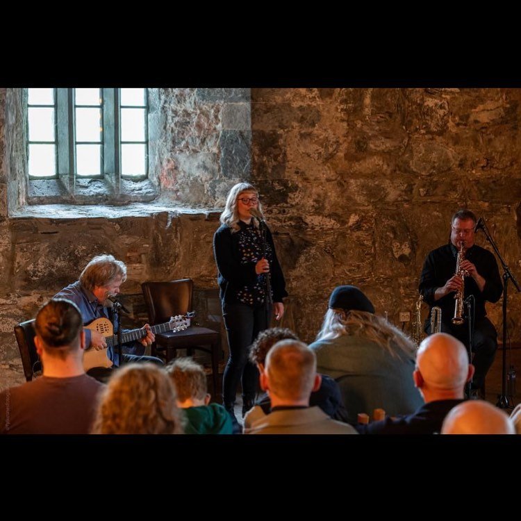 Obrigada, kj&aelig;re @stavangerjazz, for en str&aring;lende dag! Skal det v&aelig;re en bossa nova? Definitivt ja takk! I hvert fall n&aring;r man bosser sammen med beste @toms.lund og Tor Yttredal ❤️ Og i hvert fall x 2 hvis man legger til det best