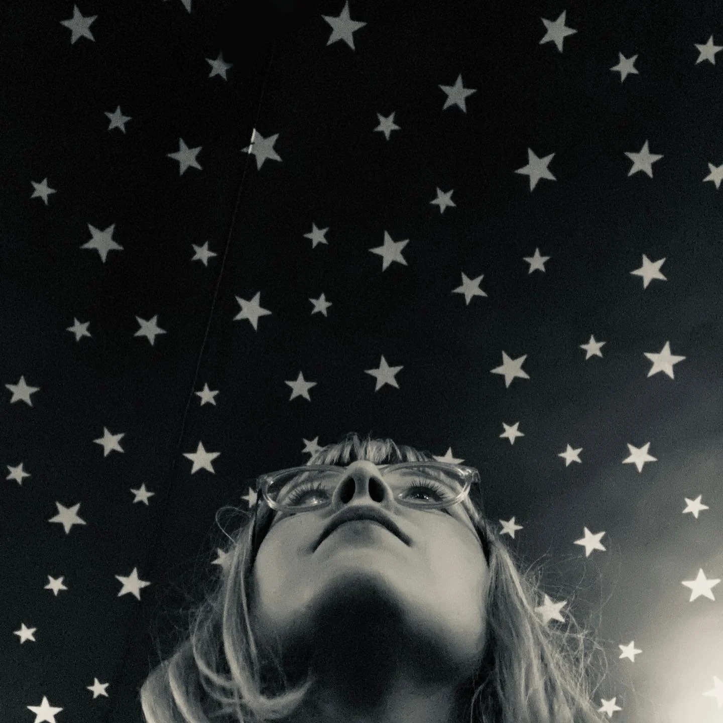 Med &oslash;nske om 1) en himmel full av stjerner + 2) en helga natt + 3) engler som daler ned i skjul + 4) julenisser og reinsdyr og julestr&oslash;mper og peis og presanger og julekaker og sn&oslash;personer og alver og Rudolf med sleden + 5) en st