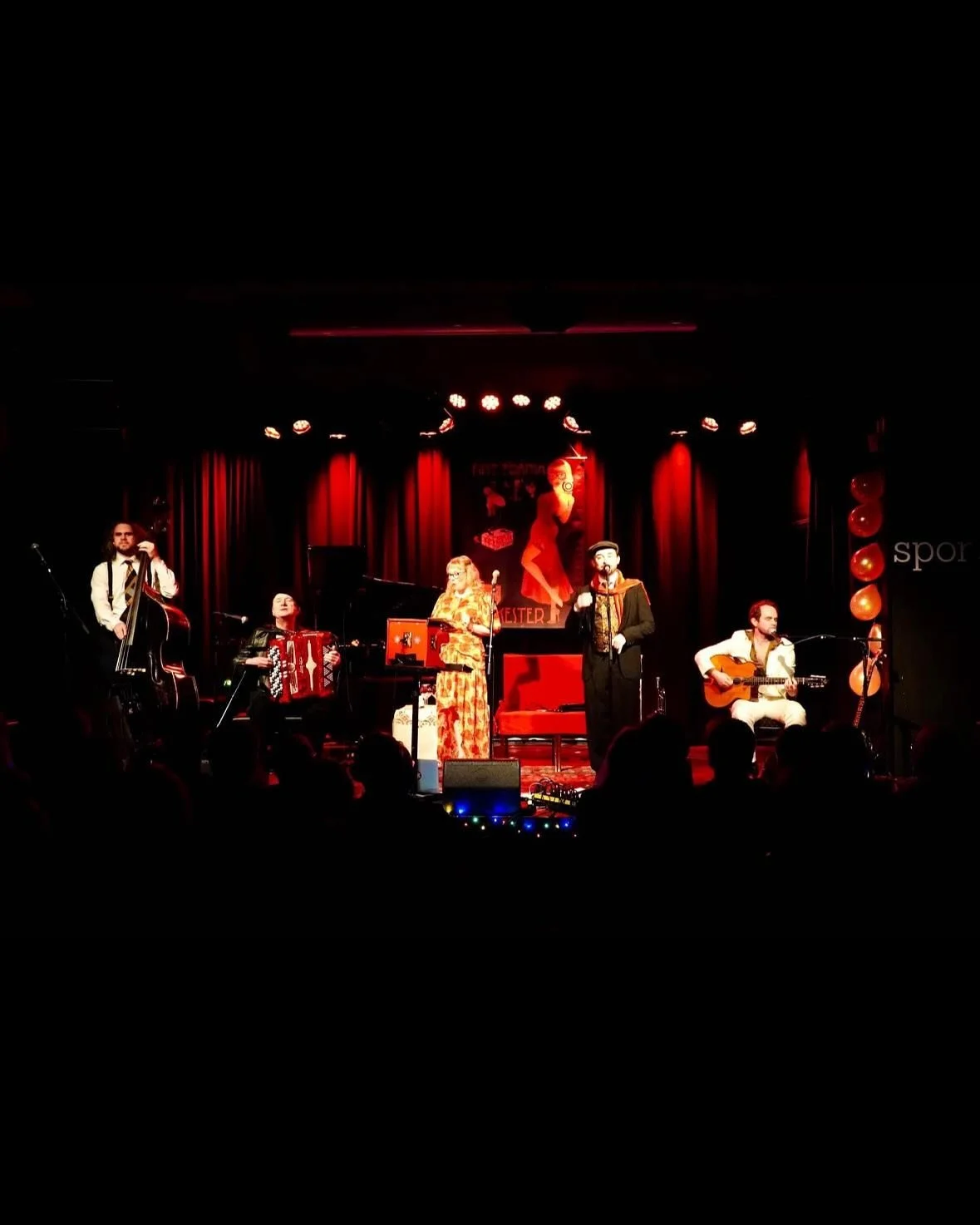 Mitt elskede Fint Fransk Orkester! Gratulerer med 10 &aring;r i chanson&rsquo;ens tjeneste! 🇫🇷❤️🎵 Tar lett 10 &aring;r til. Merci mille fois til et aldeles stappfullt Spor 5 i g&aring;r! Finere publikummere skal man lete lenge etter. Vi ble varme 