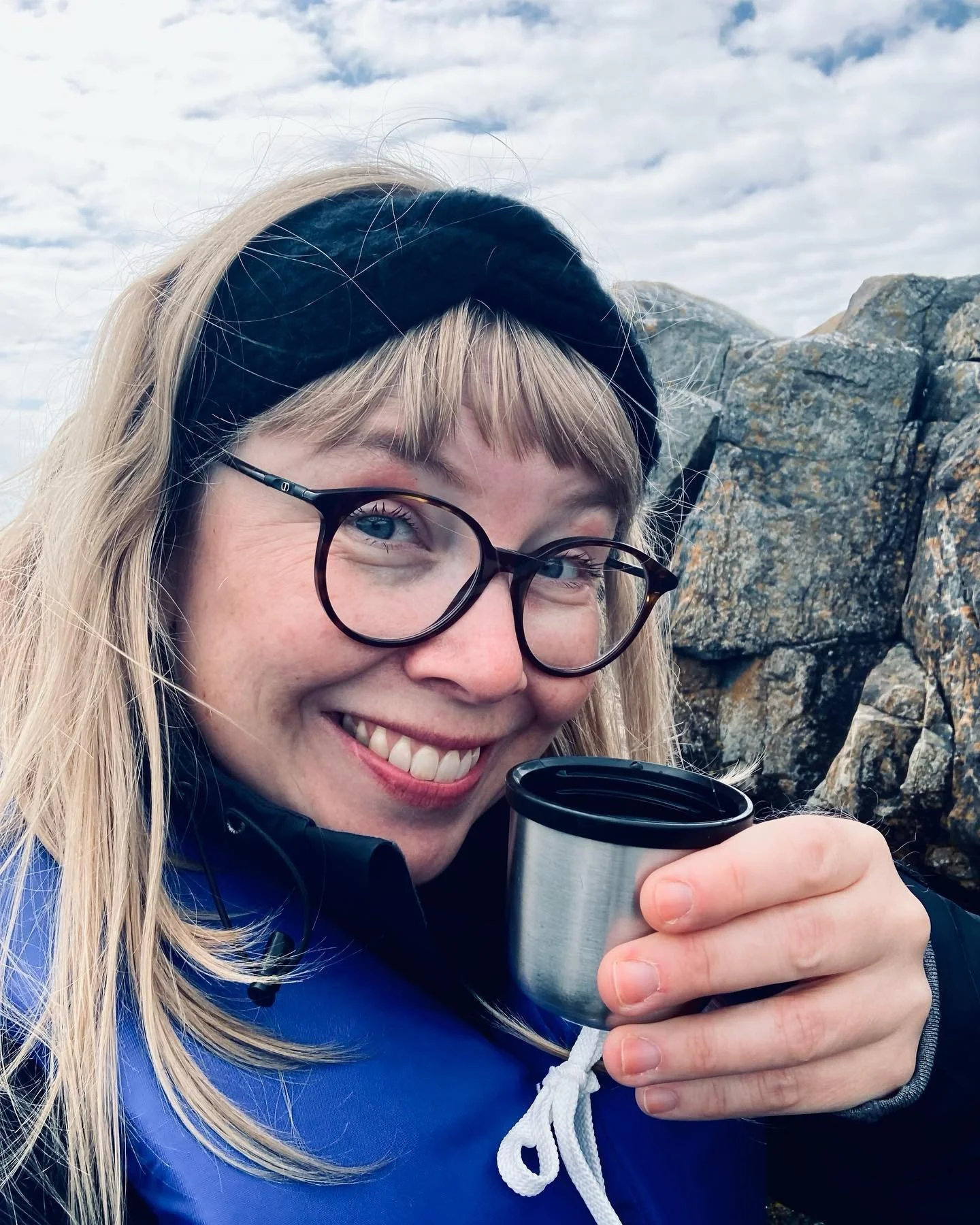 Utrolige Utsira! Tusen takk for to utrolige uker ❤️ Og takk, @rogalandfylkeskommune, for dette vidunderlige oppholdet 🙏🏻 

Myrull, m&aring;ker og musikk. Turer, tanker og trekl&oslash;ver. Fisk, folk og fugler. Vind, v&aelig;r og vennlighet. Sol, s