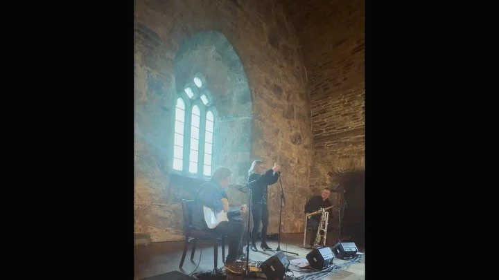 Ja, det er kanskje litt mye bossa nova i monitor for tiden. Jeg vet det. Kanskje dere er hjertens enige med &Oslash;ystein Sunde akkurat n&aring;. &laquo;Bossa nova? Nei takk!&raquo; Men, hoho, her kommer det to klipp lell 🤭 Rebell er jeg. Og s&arin