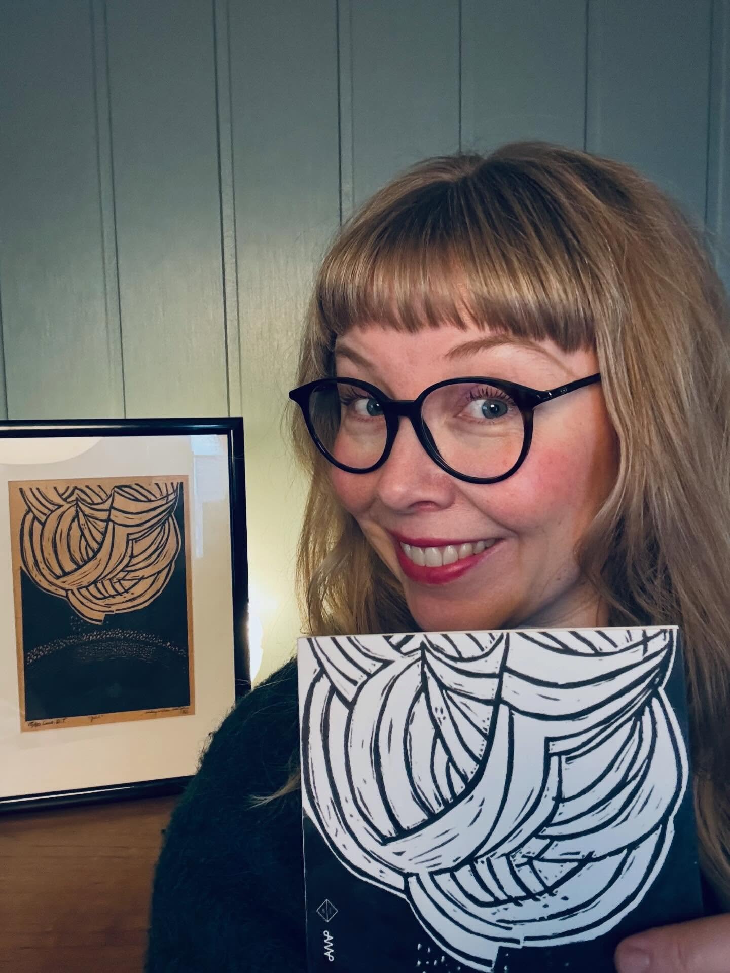 ⭐️ Et barn er f&oslash;dt i Stavanger! Det er Santa Lucia, og den nye plata v&aring;r, &laquo;Svart senker natten seg&raquo;, er ute! Den er fra alle oss til alle dere, og dediseres til alle sm&aring; og store helter der ute som kjemper FOR menneskev