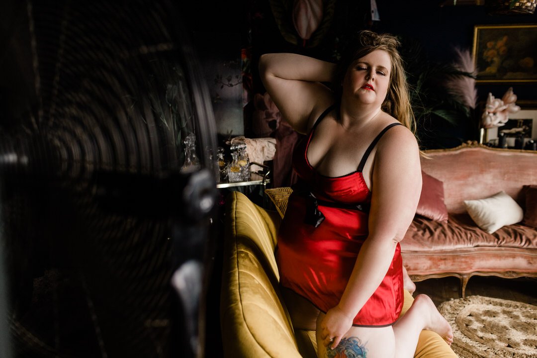 plus-curvy-dark-moody-seattle-boudoir-washington-007.jpg