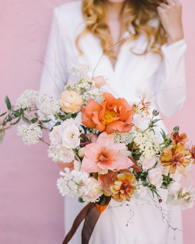 We are covering those #mondayblues in all things pink!⠀
+⠀
Pink Charleston walls and matching bouquet of butterfly ranunculus, amaryllis and rice flower ⠀
📸: @jaimeecmorse⠀
.⠀
.⠀
.⠀
.⠀
.⠀