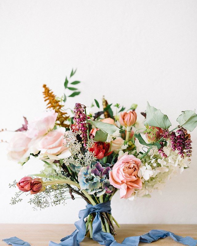 Throwbacks on Thursdays ⠀
And Oak hydrangea florals ⠀
Bright pink tulips and romantic roses ⠀
Blue satin ribbon ties it all in ⠀
These are a few of our favorite things ⠀
+⠀
You get it😊⠀
📸: @aaronandjillian ⠀
.⠀
.⠀
.⠀
.⠀
.⠀