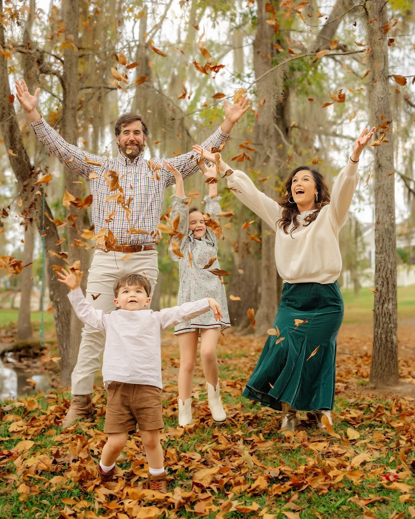 Fall family fun? ✅ 

A little playfulness goes a long way to making your photo session more interesting and enjoyable!

#mclemmphotography #montgomeryphotographer #montgomeryfamilyphotographer #birminghamphotographer #birminghamfamilyphotographer #au