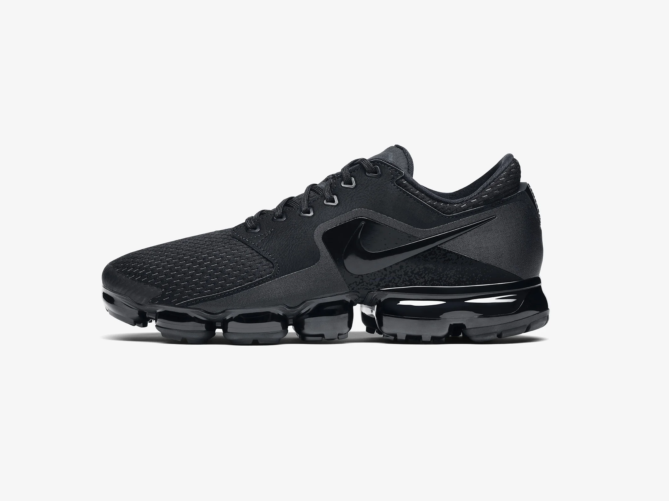 Fa17_FTW_Vapor Max Black_Men_Outside.jpg