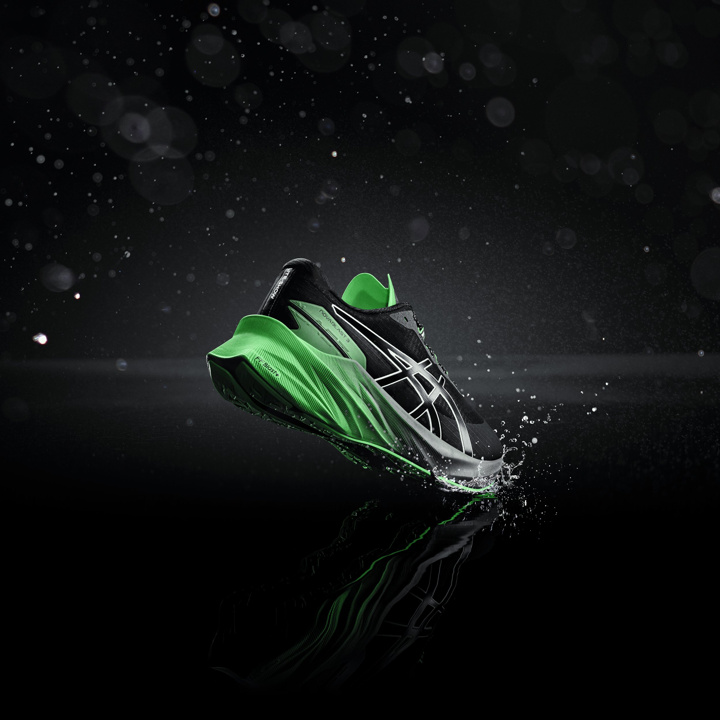 AW22_Asics_WLS_Novablast_3_M_B_LR.jpg