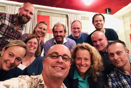 Tijdens een brainstorm onlangs voor het Lymefonds: Op de voorgrond in het midden Fred Verdult en daar direct achter Hubert van Wensen. Vergezeld door fondsenwervers van het Aidsfonds en vrijwilligers en bestuursleden van de Lymevereniging.