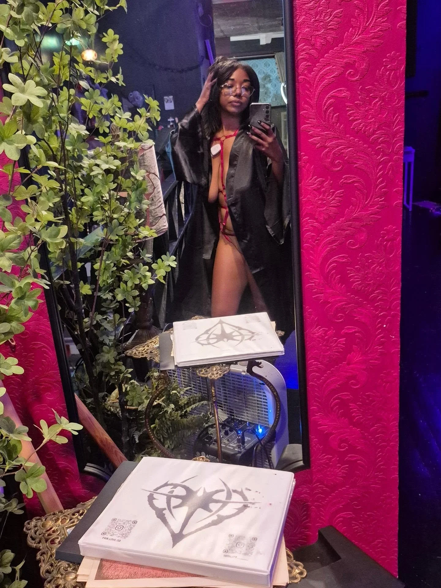 My time being a muse w/ @everlastingjade at @spearmaiden.spire 😈 9.13.26

This was such a cool vibe. Thank you Oz for providing the space! I highly suggest sitting in on the next  session and honing your skills. ◾️

#creamiiart #laartmodel #mrscream