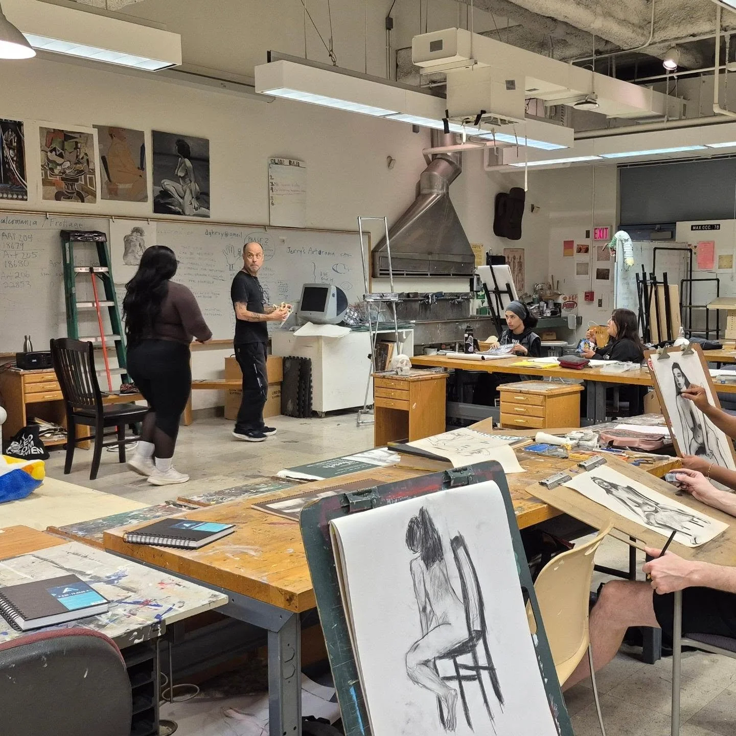 Musing at WLAC ✨️
All the students were so kind. It was great to talk to fellow artists who also have day side hustles! 

I was so tired yesterday, I didn't get pictures 😩 the last pose was a good one and the creatives loved it