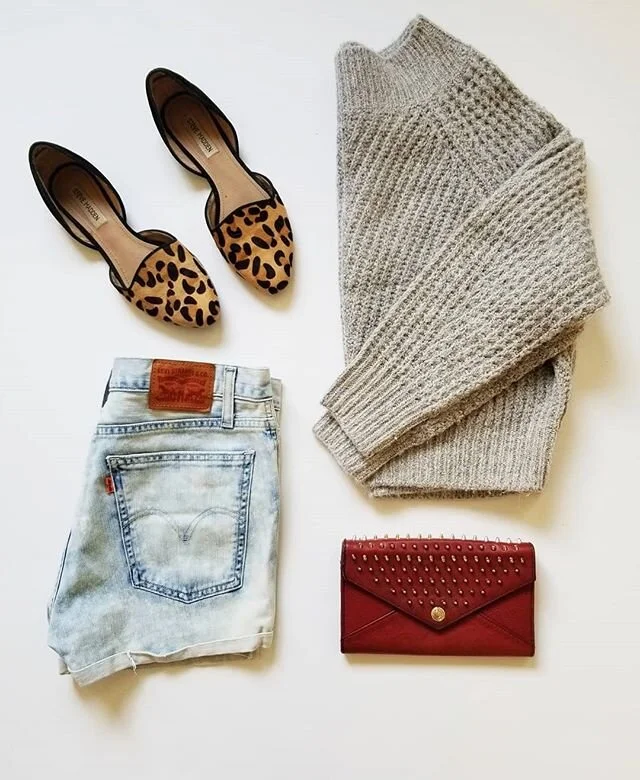 Give us all the cozy 💙 You can find all of these things in our Poshmark closet (link in bio) 🌿