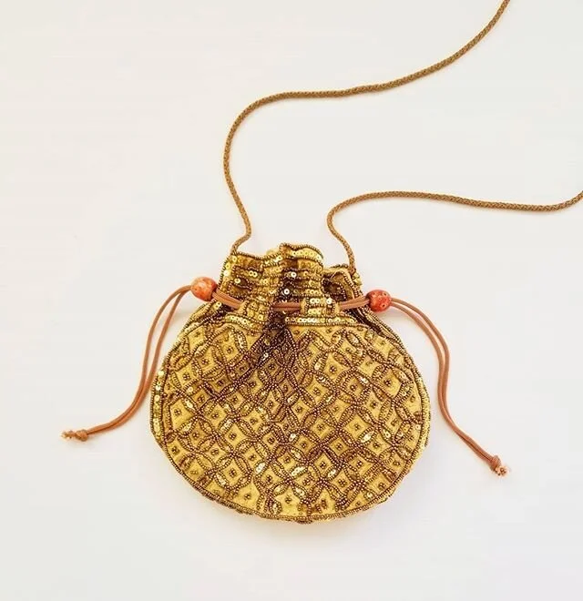 We found our GOLD at the end of the rainbow ☘🌈 This vintage bucket bag is bringing much needed cheer this St. Patrick's Day ❤