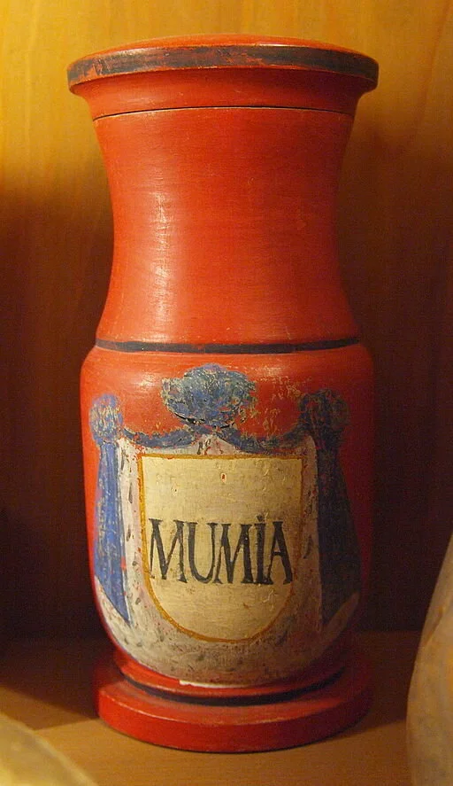 Apothecary vessel (albarello) with inscription (MUMIA) dating to 18th century at Deutsches Apothekenmuseum Heidelberg, Germany/ Wikipedia Commons /Bullenwächter / CC BY-SA (https://creativecommons.org/licenses/by-sa/3.0)