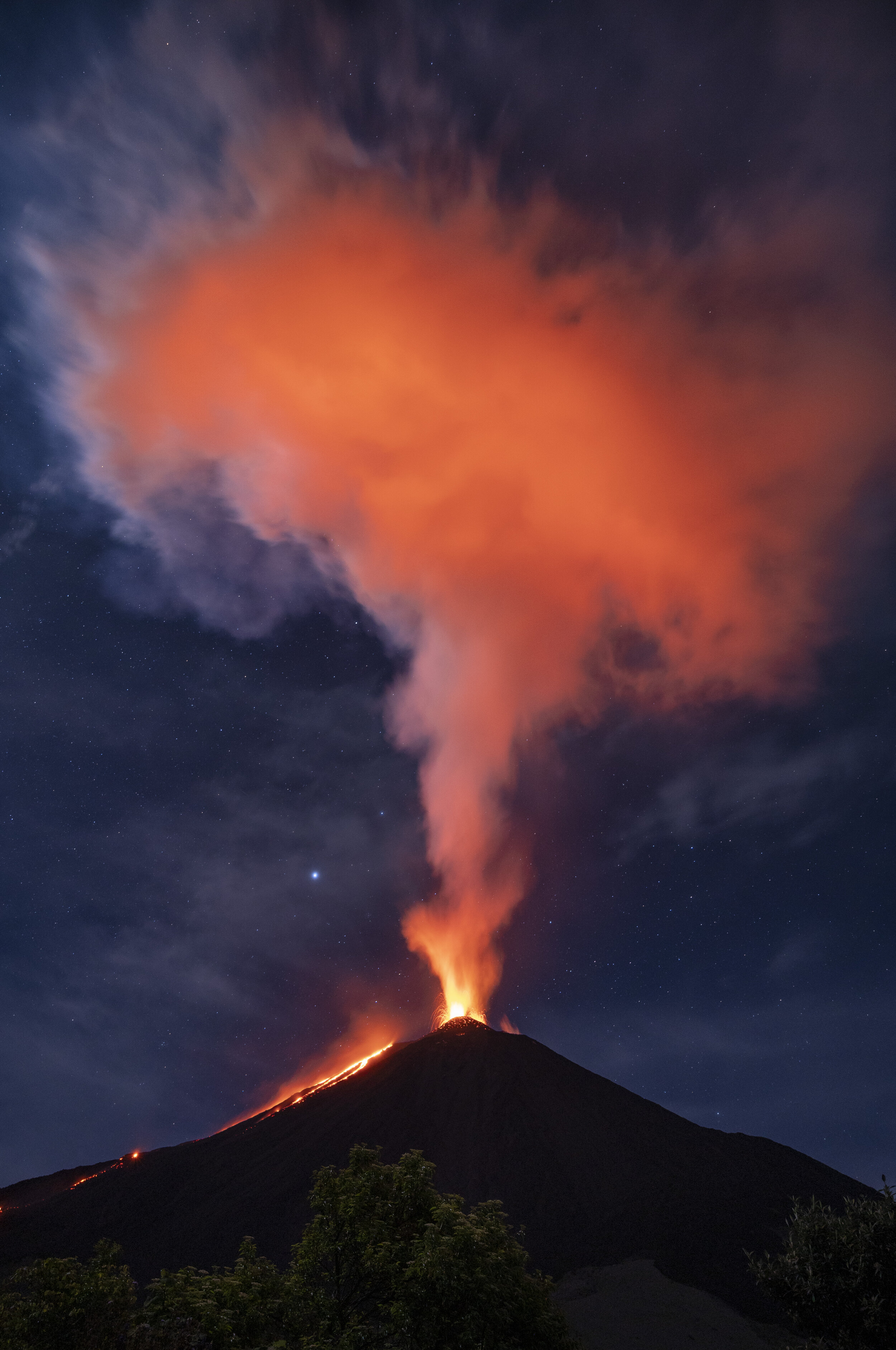 Nube vapor Pacaya eruption plume lava @diegorizzophoto.jpg