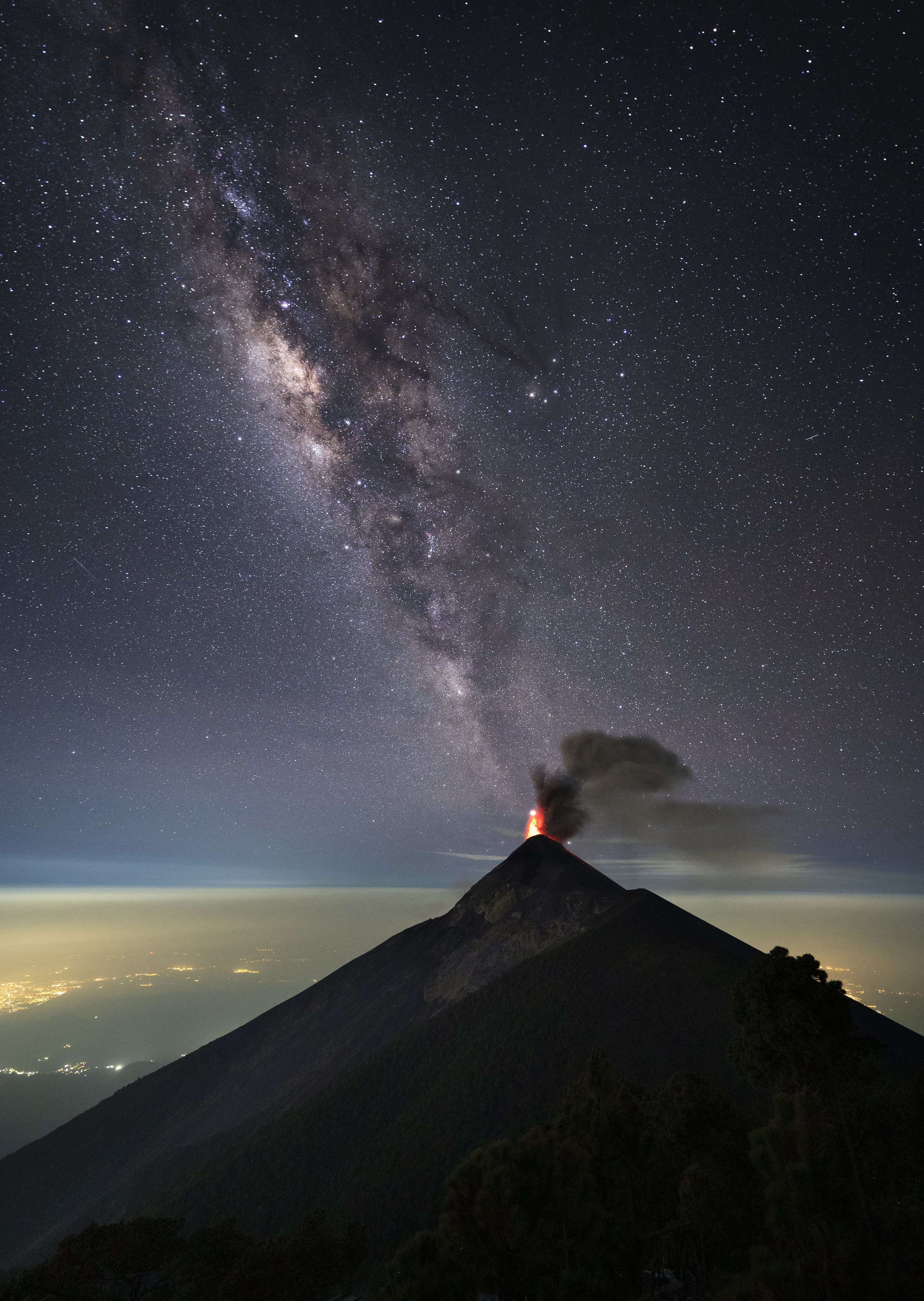 Fuego and Milky Way @diegorizzophoto.jpg