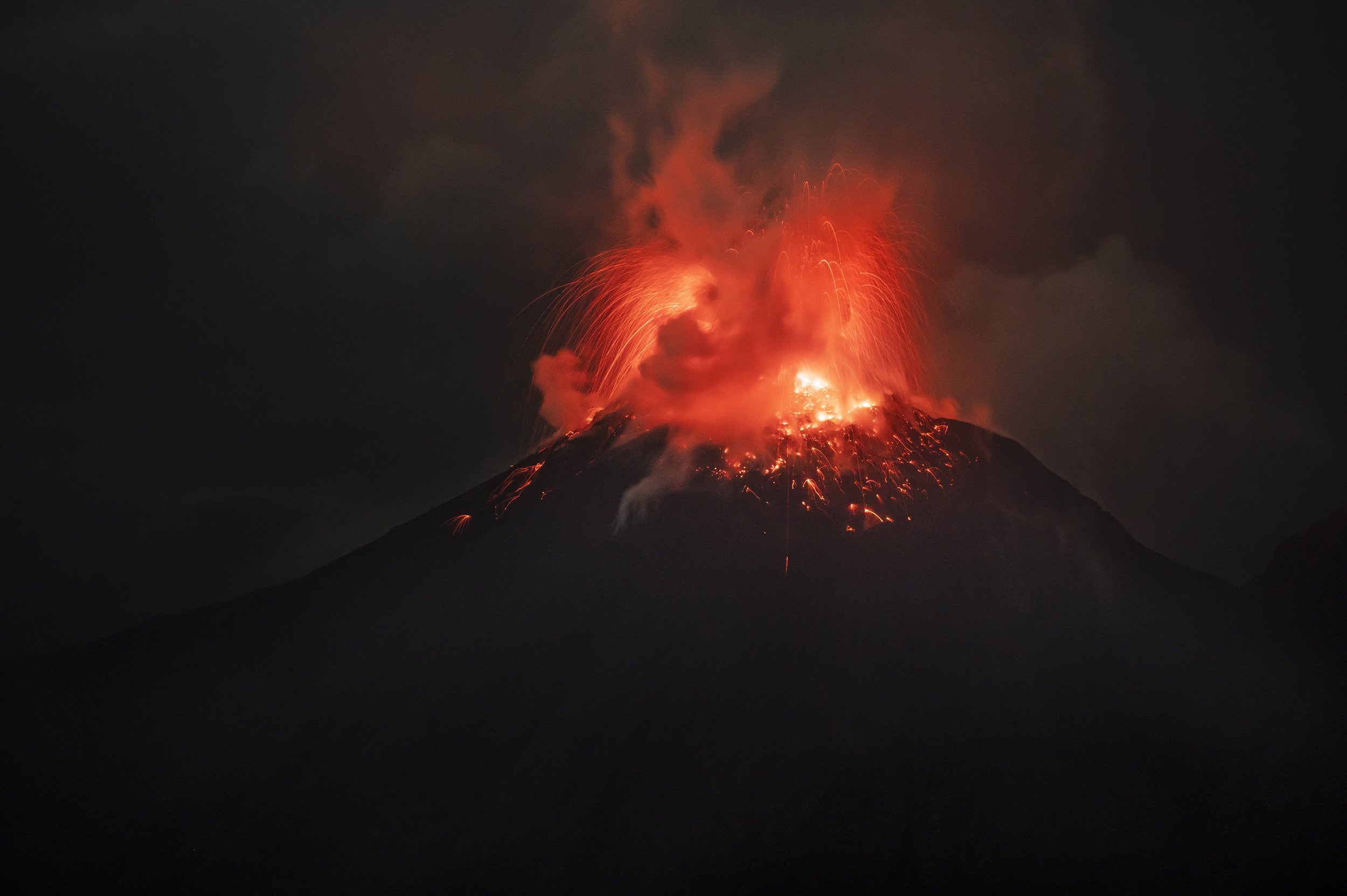 Santiaguito volcano eruption @diegorizzophoto.jpg