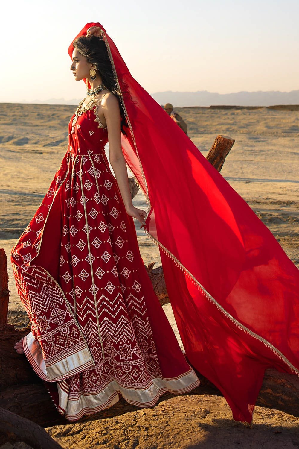 gold-lacquer-printed-lawn-dupatta._zari-embroidered-lawn-gulahmed-side-cl-52442.jpg