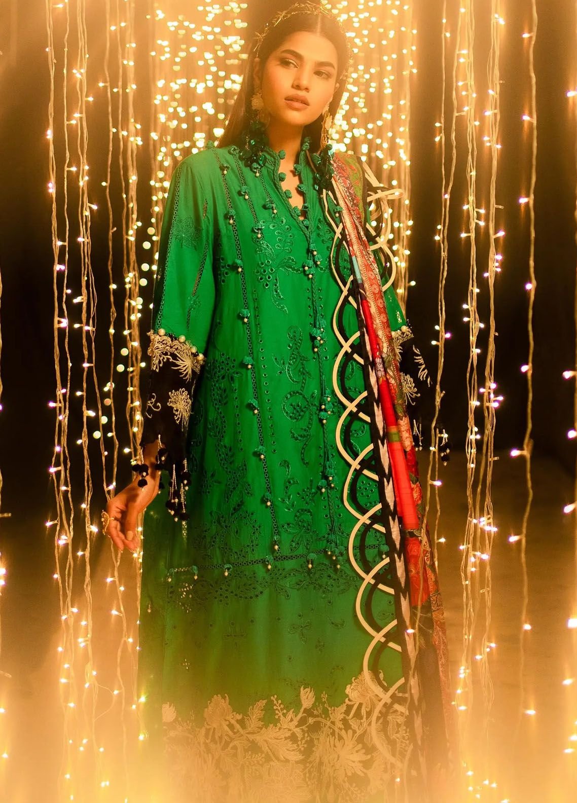 sana-safinaz-embroidered-lawn-suits-unstitched-3-piece-ss24ul-1b-luxury-collection_3.jpg
