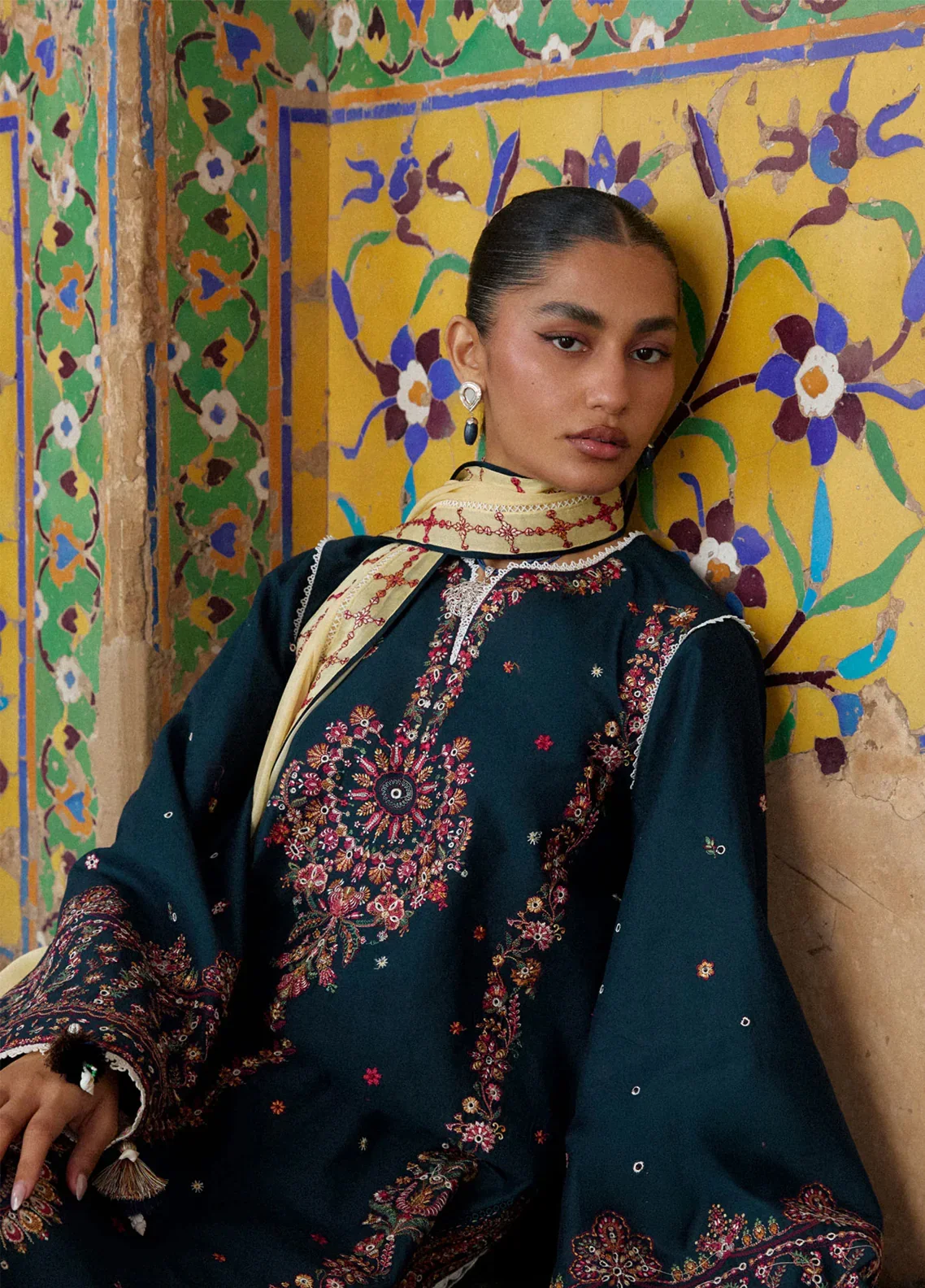Embroidered_Lawn_3_Piece_Unstitched_Suit_HR26ZSS_D-CINKO_2.webp