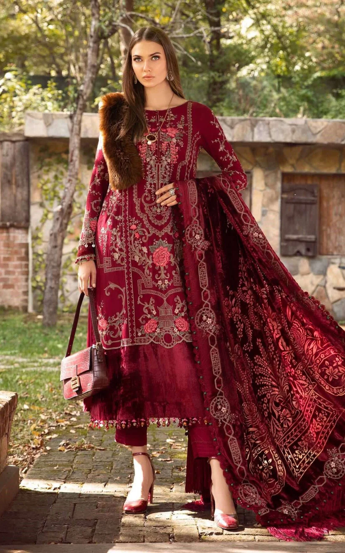Pakistani DL1112 Luxury Embroidered Bridal Dress – Wedding & Walima Pakistani Salwar Kameez.
