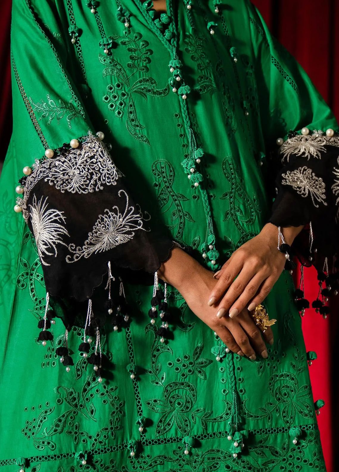 sana-safinaz-embroidered-lawn-suits-unstitched-3-piece-ss24ul-1b-luxury-collection_4.jpg