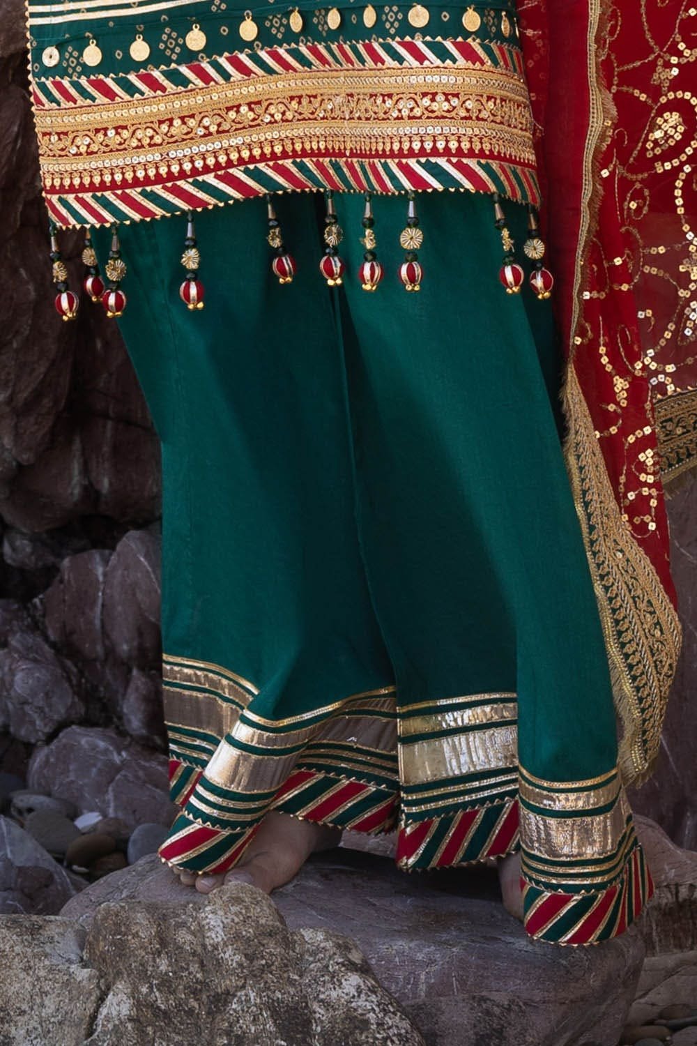 zari-_-sequins-embroidered-chiffon-dupatta-with-cord-embroidered-lace._gold-printed-lawn-gulahmed-bottom-bm-52024.jpg