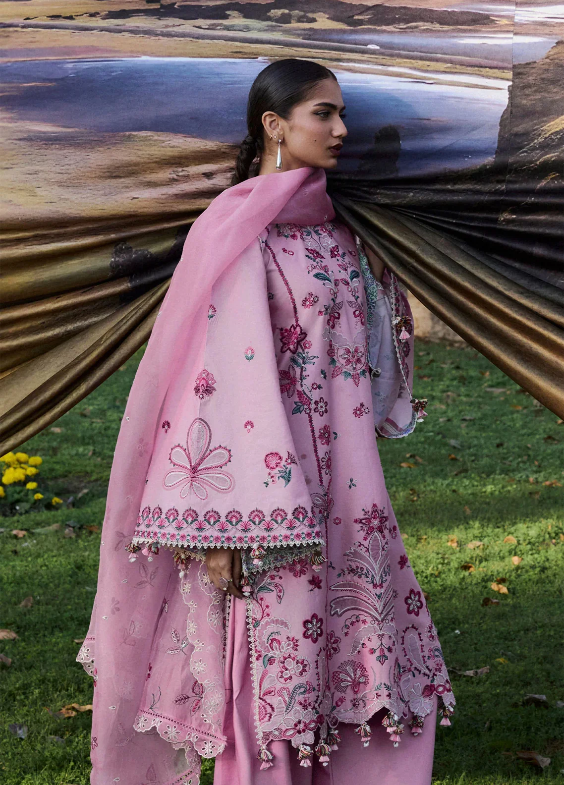 Embroidered_Lawn_3_Piece_Unstitched_Suit_HR26ZSS_D-ELFA_2.webp