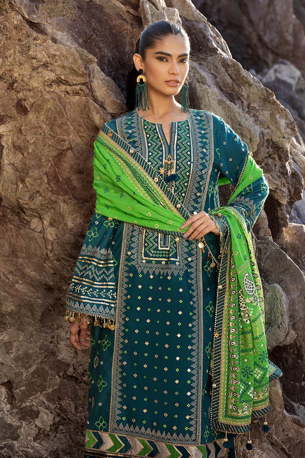 gold-lacquer-printed-chiffon-dupatta-with-lawn-border._zari-_-sequins-embroidered-lawn-gulahmed-full-bm-52025.jpg