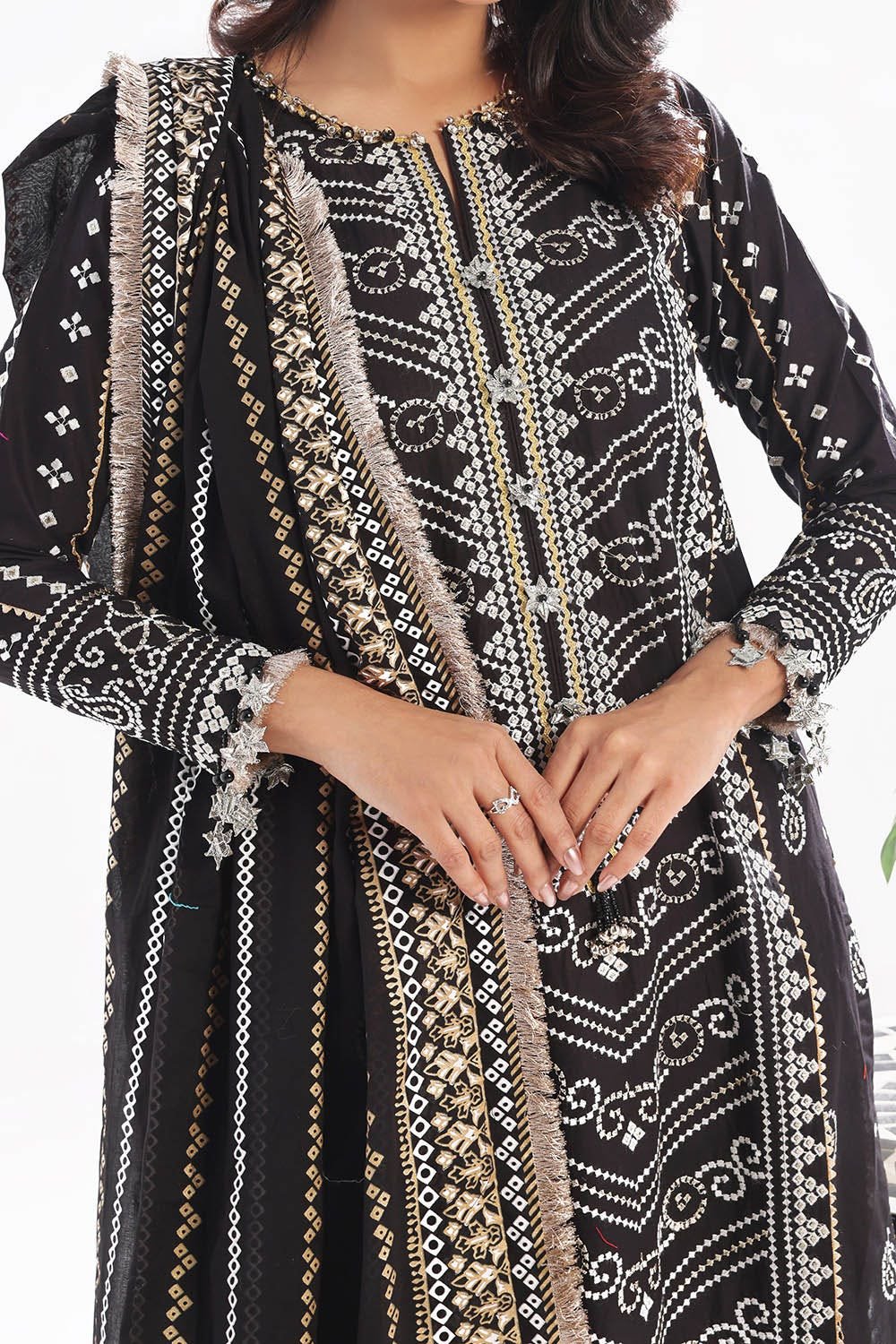 gold-_-lacquer-printed-lawn-dupatta._embroidered-lawn-gulahmed-close-cl-52407.jpg