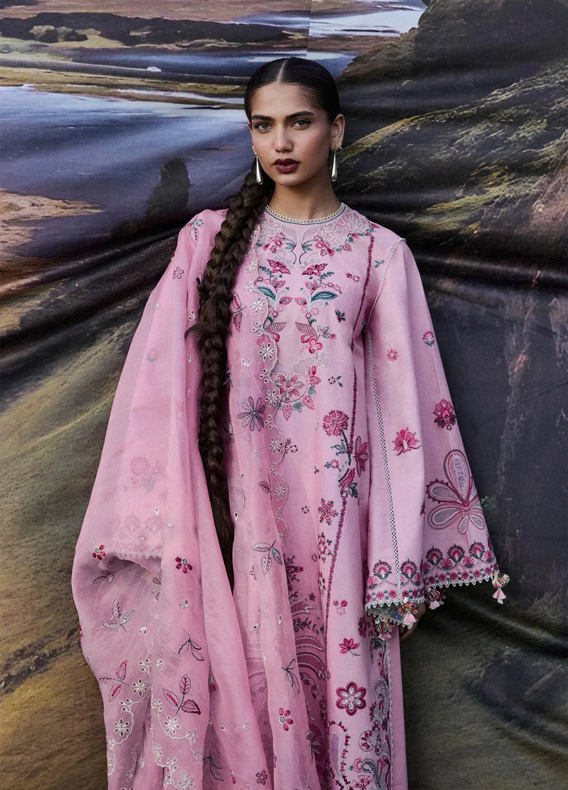 _Embroidered_Lawn_3_Piece_Unstitched_Suit_HR26ZSS_D-ELFA_3.webp