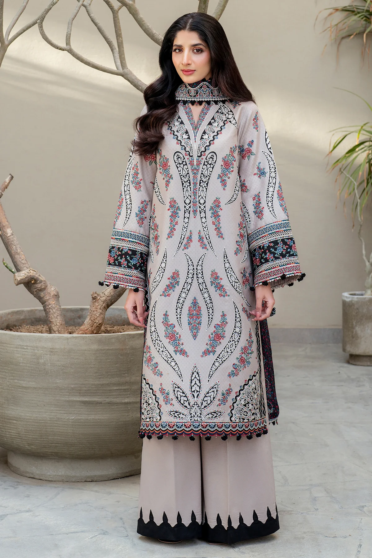 Pakistani Embroidered Luxury Lawn SL25-D7 Unstitched Suit | Latest Pakistani Salwar Kameez Punjabi Suit Designer Wear.