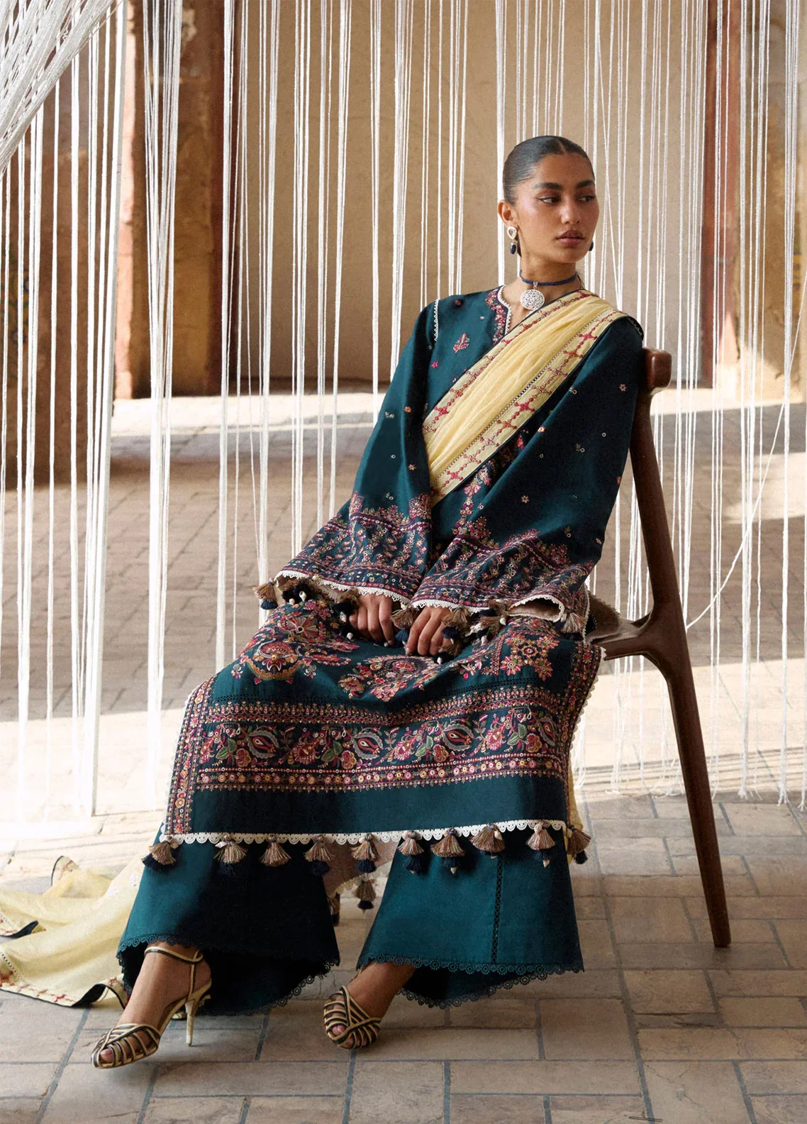 Embroidered_Lawn_3_Piece_Unstitched_Suit_HR26ZSS_D-CINKO_3.webp