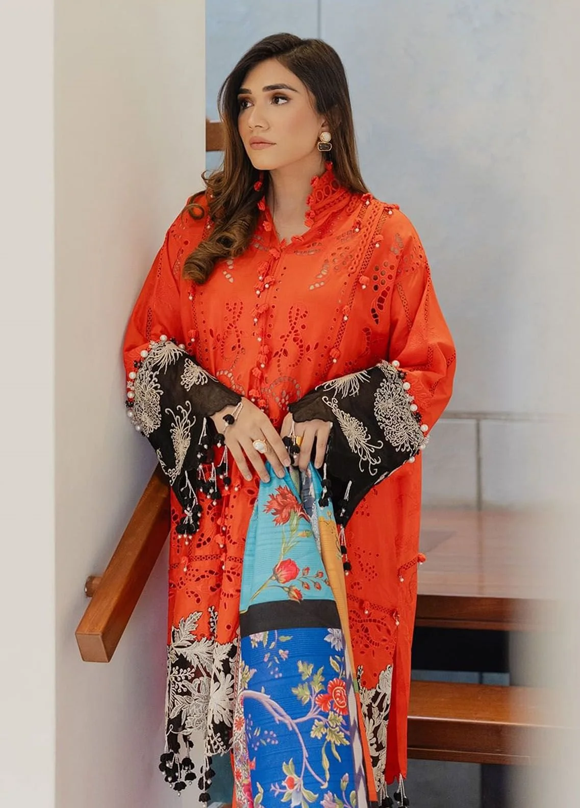 sana-safinaz-lawn-suits-unstitched-3-piece-ss24ul-1a-luxury-collection_2.jpg