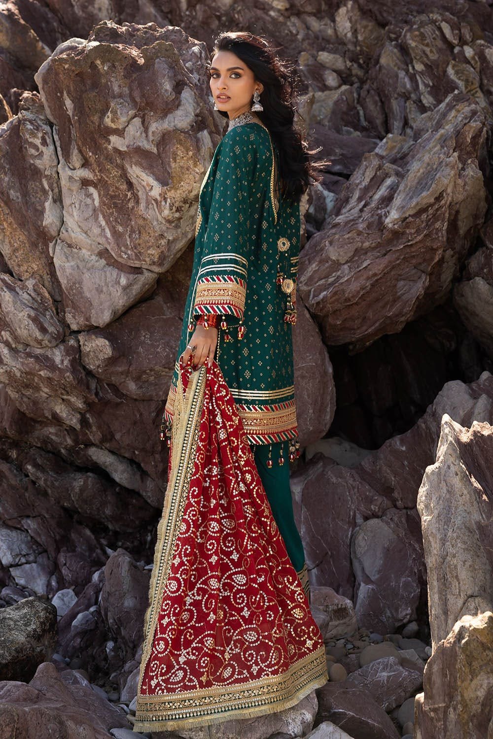 zari-_-sequins-embroidered-chiffon-dupatta-with-cord-embroidered-lace._gold-printed-lawn-gulahmed-back-bm-52024.jpg