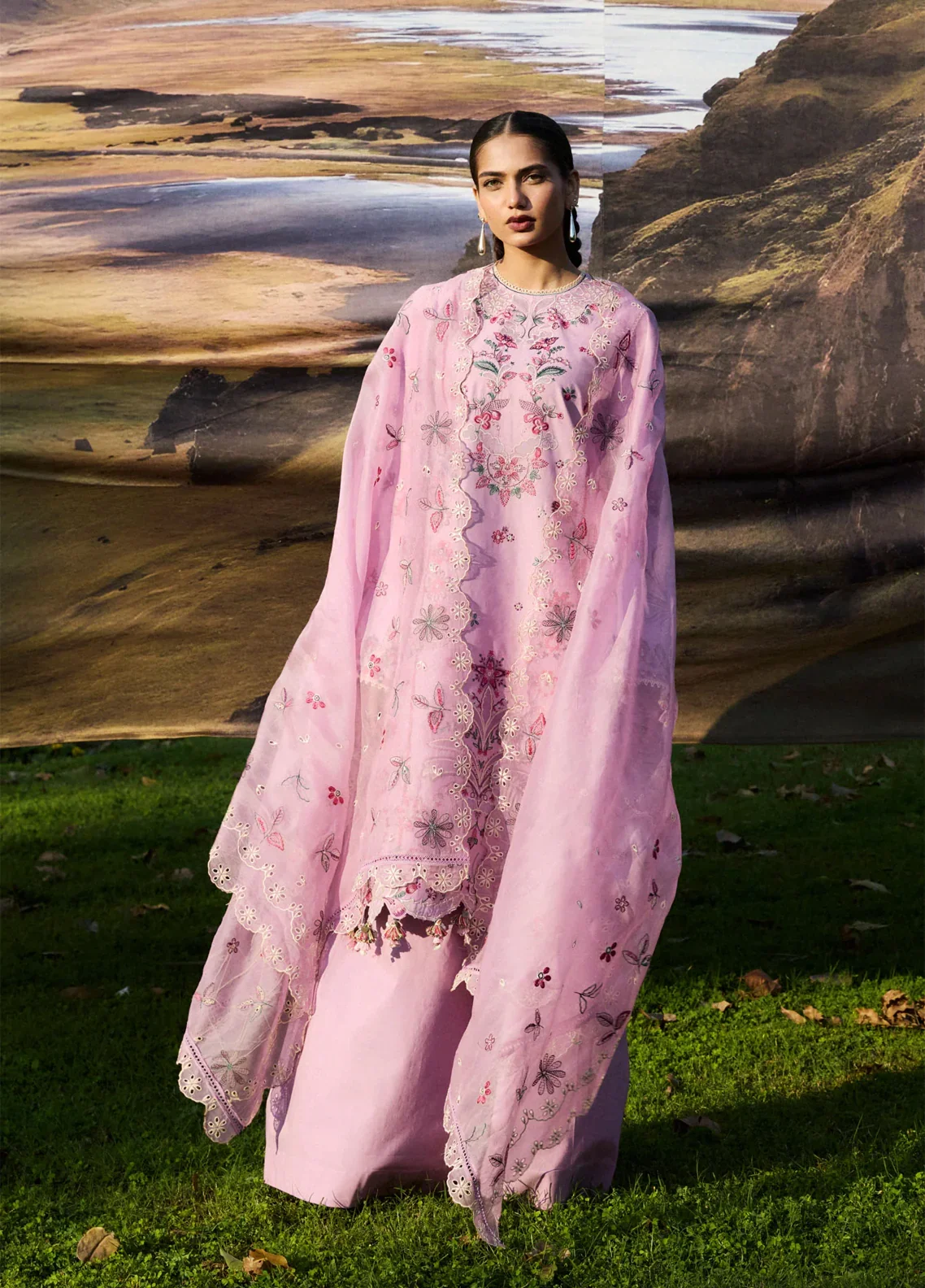 Embroidered_Lawn_3_Piece_Unstitched_Suit_HR26ZSS_D-ELFA_1.webp