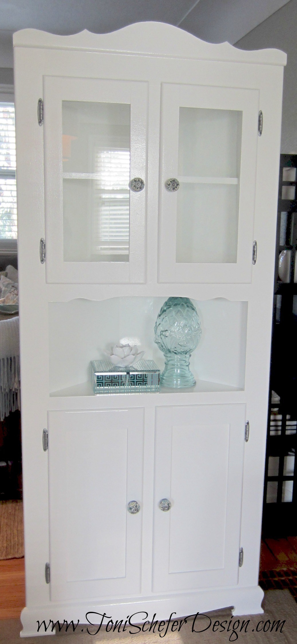 I decided on Benjamin Moore OC-65 Chantilly Lace in a gloss to add a bit of glam. I love how it turned out!!!! I was originally going to sell it but I think I may have to keep this one for myself 🙂