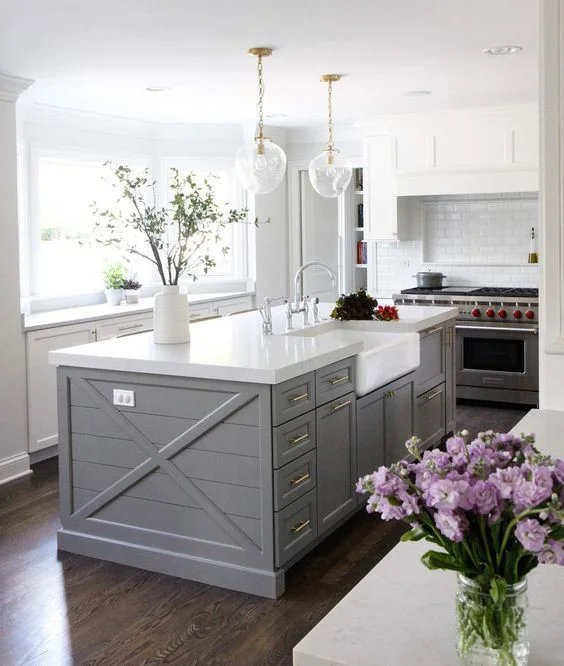 This kitchen is stunning! I’m not one that usually likes a different colour island but this has change my mind. It looks really pretty with the darker wood floors also and it just warms up this space. Again with the gold accents.