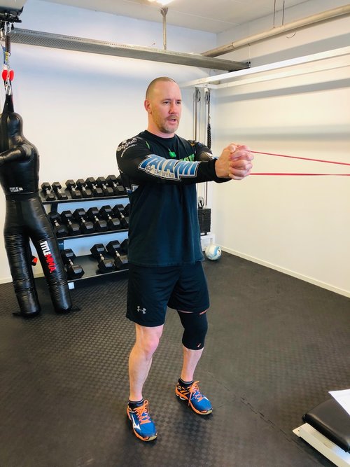Kjetil i fullt fokus under innlæring av kjernestabilitet på ES-Kontroll. Her jobber vi med å legge fundamentet ditt så du kan trene deg sterk og skadefri. Sett opp tid til din egen ES-kontroll her.