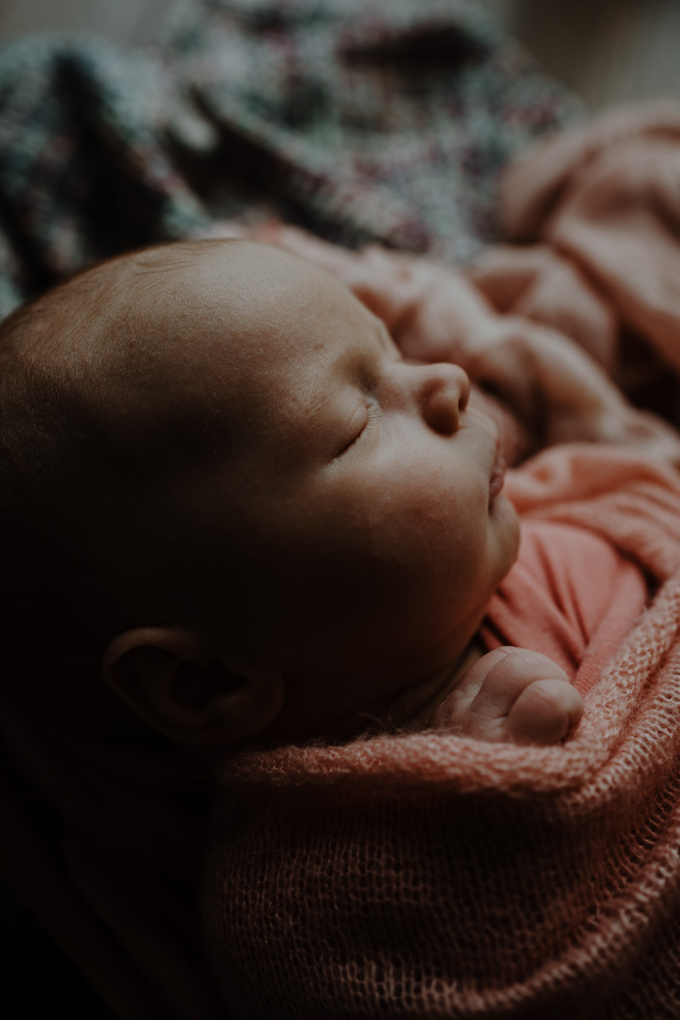 newborn-baby-details-in-home-photoshoot