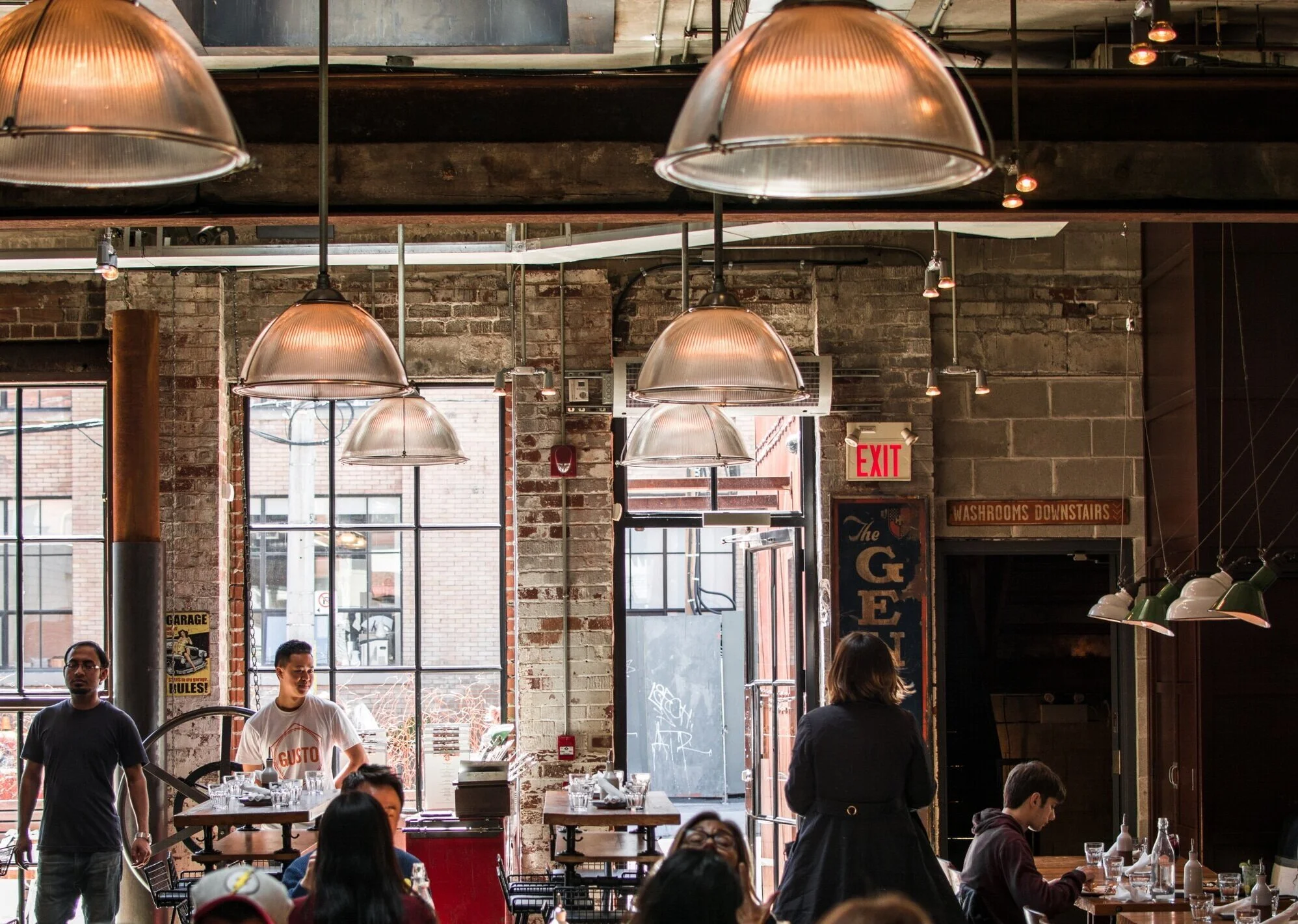ресторан с народом. кузнецов александр александрович хаянис холл. At the restaurant. главные люди ресторан. ресторан с посетителями.