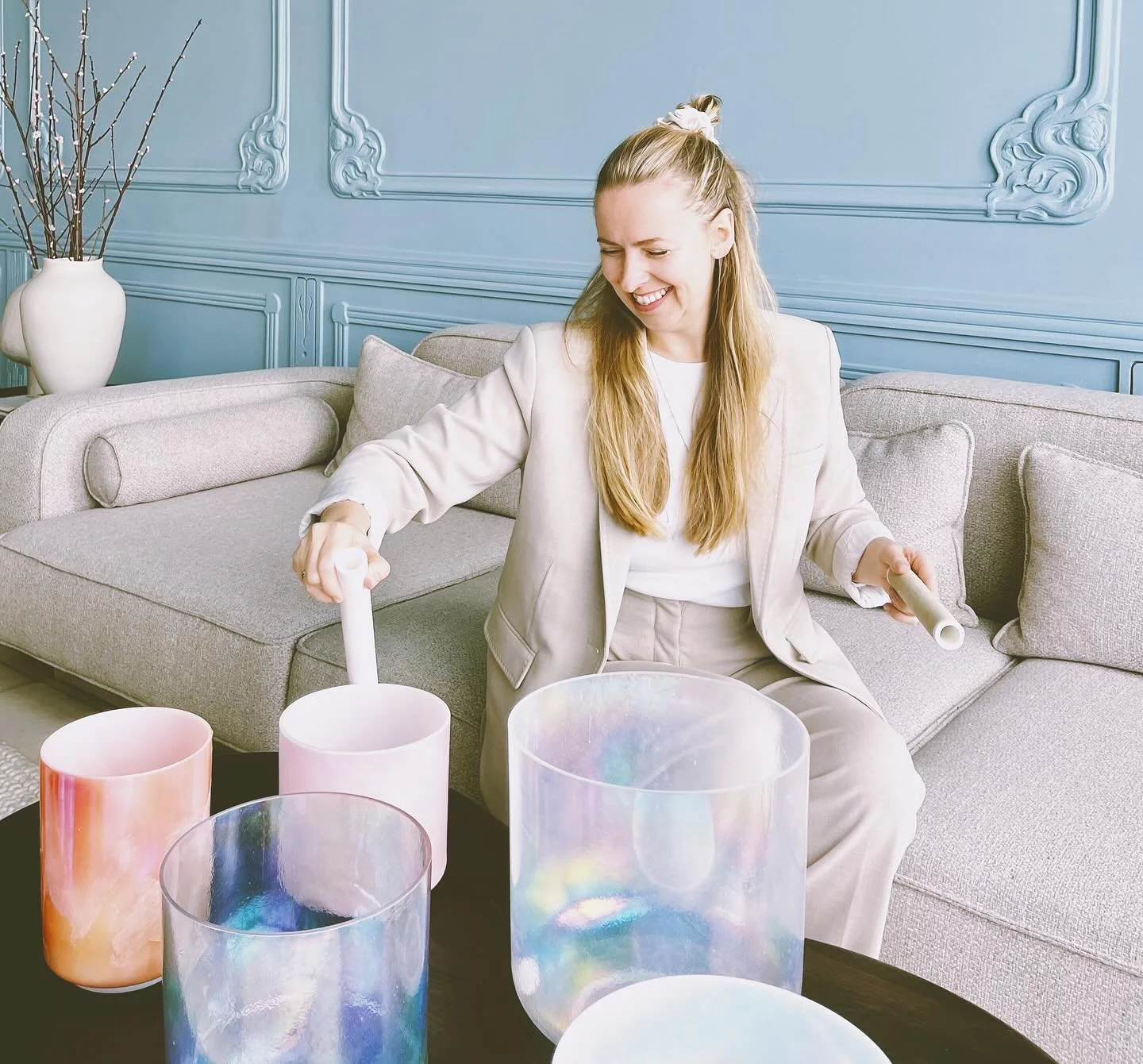YIN &amp; SOUND🎶
Mit @stephiejoslyn 

Starte dein Wochenende mit einer Oase der Ruhe und einer Synphonie aus sanften Bewegungen aus dem Yin Yoga🧘🏼&zwj;♀️ und entspannenden Kl&auml;ngen der&nbsp;Alchemy Crystal Singing Bowls🫠🎶 in Stephanie Joslyn