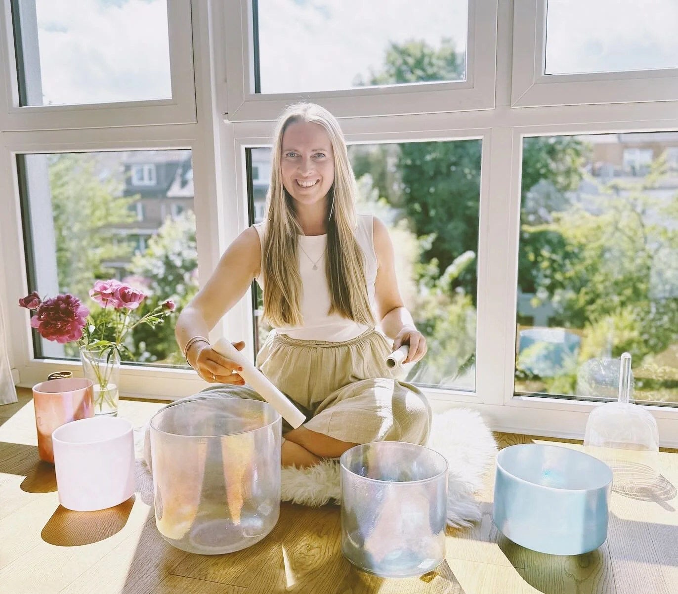 CACAO &amp; REIKI-INFUSED SOUNDBATH 🧡
mit @stephiejoslyn 

Genie&szlig;e einen warmen, einladenden Raum, der dich vom ersten Moment an mit dem Duft von Kakao verw&ouml;hnt.🫠Einen Raum, indem du langsam zur Ruhe und wieder bei dir ankommen kannst um
